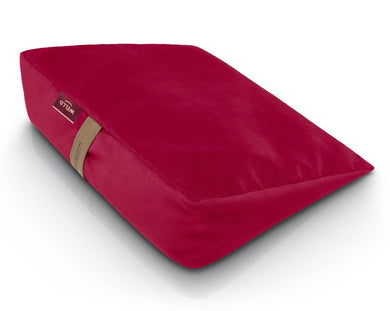 Poduszka klinowa do siedzenia wypełniona gryką w welurowym pokrowcu koloru malinowego