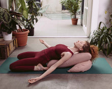 Załaduj obraz do przeglądarki galerii, kobieta relaksująca się na macie używając poduszki kopertowej i księżycowej z gryki jako podpora pleców
