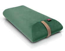 Załaduj obraz do przeglądarki galerii, poduszka kopertowa z pianki poliuretanowej w pokrowcu welurowym w kolorze zielonym
