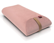 Załaduj obraz do przeglądarki galerii, poduszka kopertowa z pianki poliuretanowej w pokrowcu welurowym w kolorze jasno różowym
