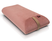 Załaduj obraz do przeglądarki galerii, poduszka kopertowa z pianki poliuretanowej w pokrowcu welurowym w kolorze ciemno różowym
