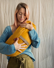 Załaduj obraz do przeglądarki galerii, kobieta przytulająca żółtą poduszkę księżycową wypełnioną gryką
